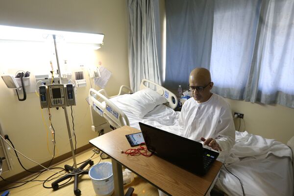 А так во время пандемии больной раком Мохаммед аль-Файфи, учитель из Саудовской Аравии, проводит из больницы Эр-Рияда дистанционные уроки арабского языка для своих студентов - Sputnik Азербайджан