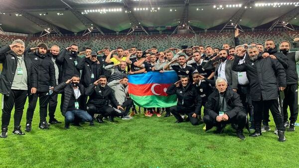 Qarabağ klubunun futbolçuları hərbi salam verirlər - Sputnik Азербайджан