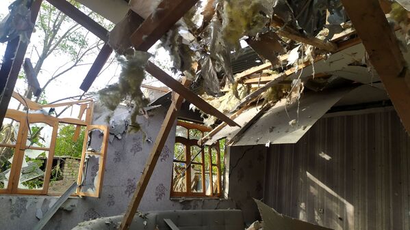 Дом, в который попал артиллерийский снаряд, в селе Алибейли Агдамского района - Sputnik Азербайджан