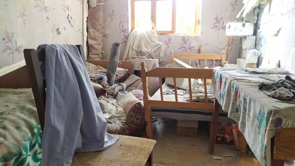 Дом, в который попал артиллерийский снаряд, в селе Алибейли Агдамского района - Sputnik Azərbaycan