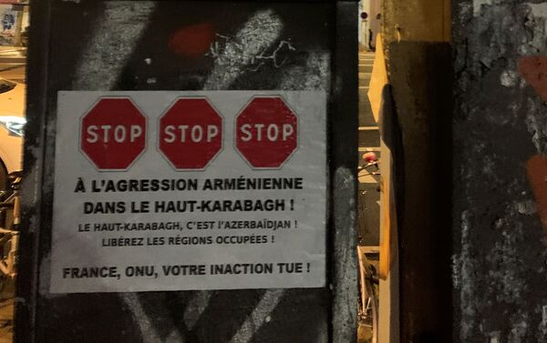 Постер с правдивой информацией о Нагорном Карабахе на улицах Франции - Sputnik Азербайджан