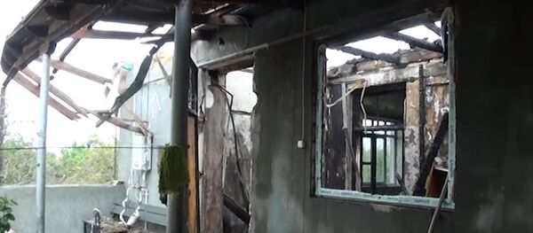 Как четыре снаряда разом превратили дом в Нафталане в груду пепла – видео Как четыре снаряда разом превратили дом в Нафталане в груду пепла – видео - Sputnik Азербайджан