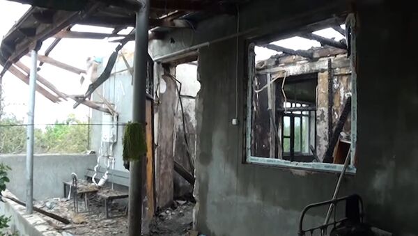 Как четыре снаряда разом превратили дом в Нафталане в груду пепла – видео - Sputnik Азербайджан