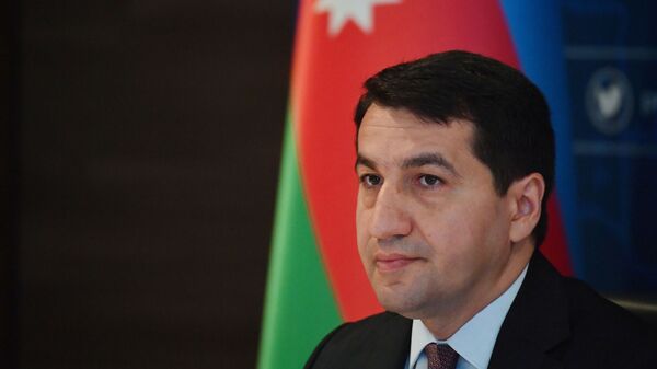 Помощник Президента Азербайджана - заведующий отделом по вопросам внешней политики Хикмет Гаджиев - Sputnik Azərbaycan