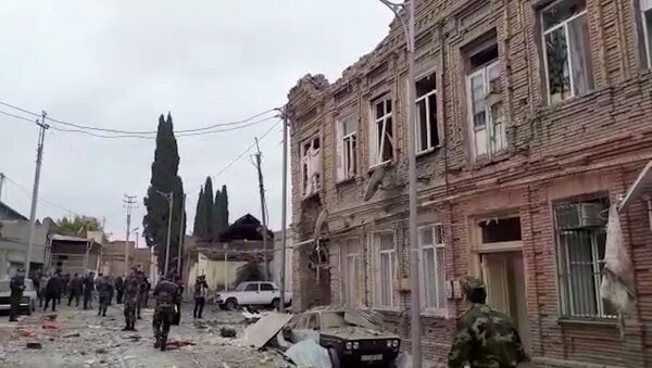 Гянджа под обстрелом: кадры с места событий - Sputnik Азербайджан