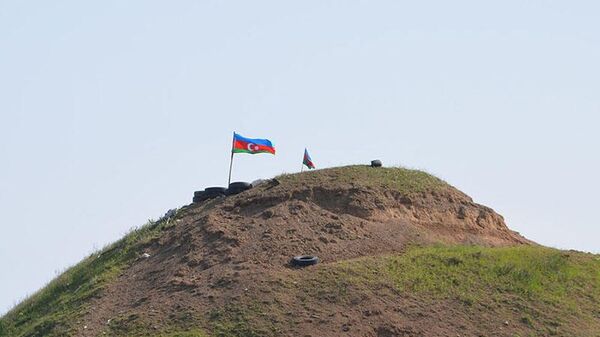 Азербайджанский солдат на освобожденном от оккупации возвышенности Леле Тепе - Sputnik Azərbaycan