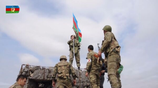 Азербайджанский флаг поднят на посту, где героически сражался Мубариз Ибрагимов - Sputnik Азербайджан