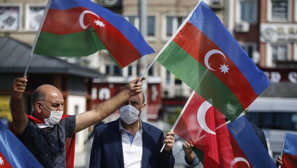 Мужчины с флагами Турции и Азербайджана  - Sputnik Azərbaycan