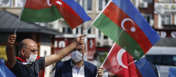 Мужчины с флагами Турции и Азербайджана  - Sputnik Азербайджан
