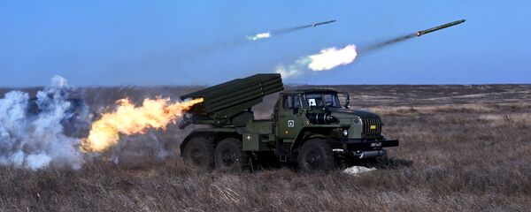 Боевая машина БМ-21 реактивной системы залпового огня Град во время учений, фото из архива Боевая машина БМ-21 реактивной системы залпового огня Град во время учений, фото из архива - Sputnik Азербайджан