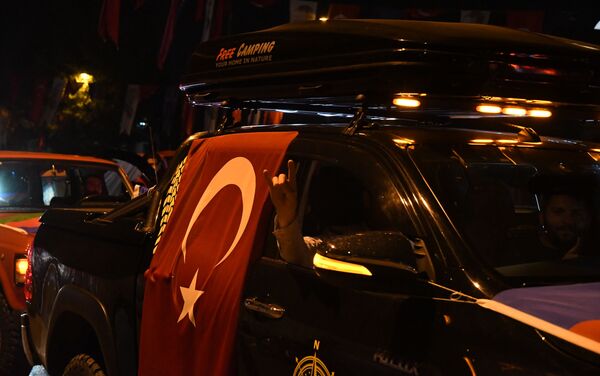 Автомобильное шествие с целью демонстрации поддержки Баку в Стамбуле - Sputnik Азербайджан