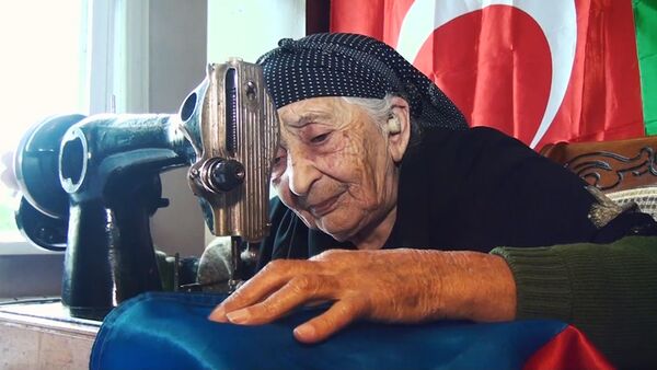 Бабушка Лачин шьет флаг, который будет развеваться над Шушой - Sputnik Азербайджан