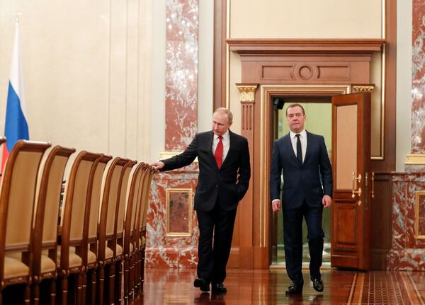 Президент РФ Владимир Путин и председатель правительства РФ Дмитрий Медведев перед встречей с членами правительства РФ - Sputnik Азербайджан