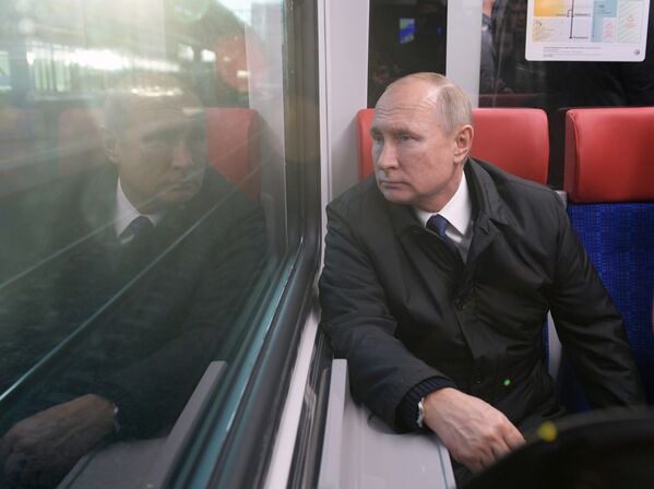 Владимир Путин во время поездки на Иволге по МЦД - Sputnik Азербайджан
