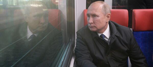 Владимир Путин во время поездки на Иволге по МЦД Владимир Путин во время поездки на Иволге по МЦД - Sputnik Азербайджан