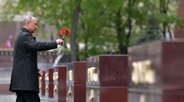 Президент РФ В. Путин возложил цветы к Могиле Неизвестного Солдата в Александровском саду - Sputnik Азербайджан