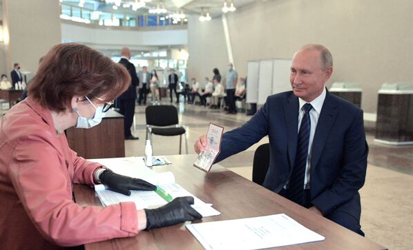 Владимир Путин во время голосования по вопросу одобрения изменений в Конституцию - Sputnik Азербайджан