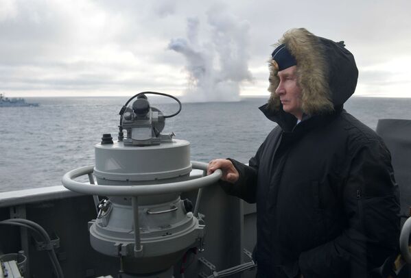 Владимир Путин наблюдает за ходом совместных учений Северного и Черноморского флотов в Черном море с борта ракетного крейсера Маршал Устинов - Sputnik Азербайджан