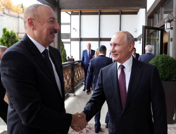 Владимир Путин постоянно подчеркивает дружеские отношения с азербайджанским лидером. &quot;Ильхам Алиев должен знать, что у него есть друзья, в том числе и в России. Мы надеемся, что и он относится к нам, к России, с такими же чувствами&quot;. - Sputnik Азербайджан