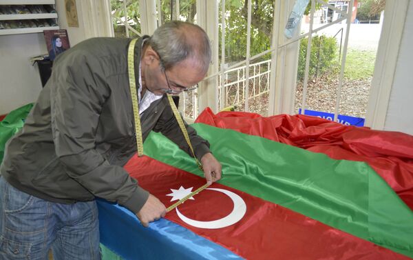 Dərzi Mehman Bayramov Azərbaycan bayrağı tikir - Sputnik Azərbaycan