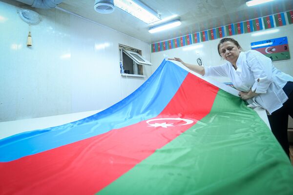 Предприятие по производству флага в Баку - Sputnik Азербайджан