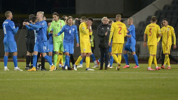 Футболисты сборных Исландии и Румынии - Sputnik Азербайджан