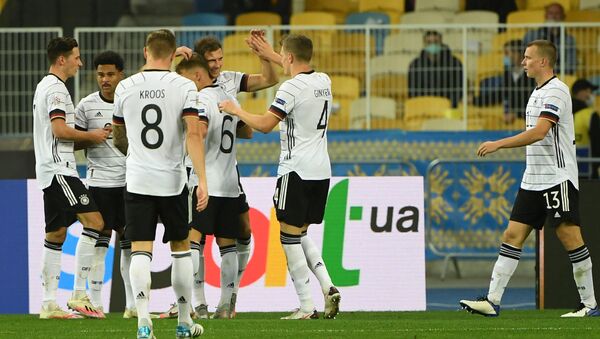 Футболисты сборной Германии радуются голу - Sputnik Азербайджан