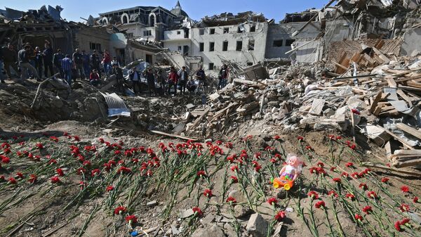 Жители города несут цветы к месту гибели людей, погибших в результате обстрела города Гянджа, фото из архива - Sputnik Азербайджан