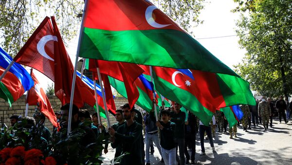  Люди с флагмаи Турции и Азербайджана, фото из архива - Sputnik Azərbaycan