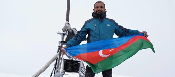 Восхождение на высочайшую вершину Азербайджана — Базардюзю в поддержку ВС Азербайджана Восхождение на высочайшую вершину Азербайджана — Базардюзю в поддержку ВС Азербайджана - Sputnik Азербайджан