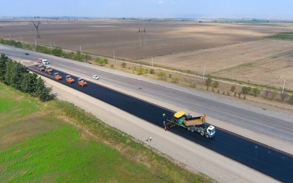 Работы по расширению 130-километрового участка автомагистрали Гянджа-Газах-государственная граница с Грузией - Sputnik Азербайджан