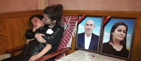 Севиль и ее брат в одночасье лишились обоих родителей – видео Севиль и ее брат в одночасье лишились обоих родителей – видео - Sputnik Азербайджан