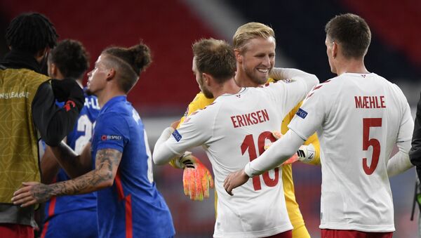 Футболисты сборной Дании радуются победе - Sputnik Азербайджан