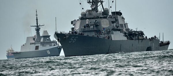 Эсминец ВМС США Джон Маккейн после столкновения с торговым судном, 21 августа 2017 Эсминец ВМС США Джон Маккейн после столкновения с торговым судном, 21 августа 2017 - Sputnik Азербайджан