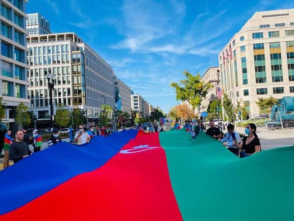 Мать и дочь за ночь сшили 14-метровый флаг Азербайджана для акции в Вашингтоне Мать и дочь за ночь сшили 14-метровый флаг Азербайджана для акции в Вашингтоне - Sputnik Азербайджан
