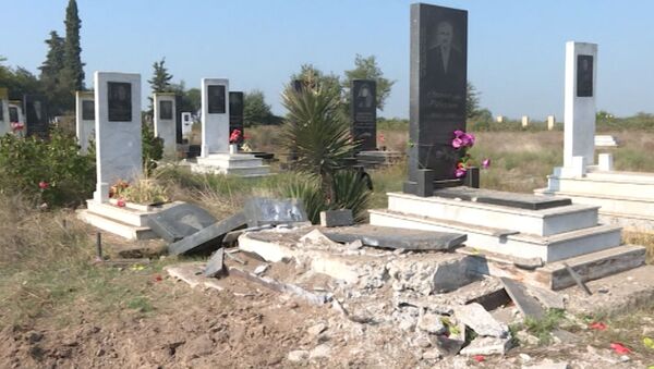 ВС Армении снова взяли на прицел кладбище - видео - Sputnik Азербайджан