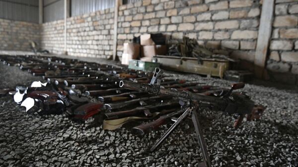 Ermənilərin döyüş meydanında qoyub qaçdıqları silahlar, arxiv şəkli - Sputnik Azərbaycan