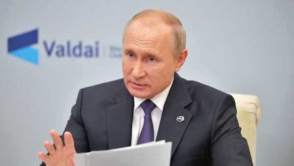 Президент РФ Владимир Путин принимает участие в заседании дискуссионного клуба Валдай - Sputnik Azərbaycan
