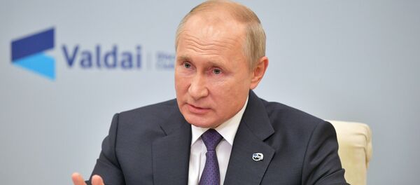 Президент РФ Владимир Путин принимает участие в заседании дискуссионного клуба Валдай Президент РФ Владимир Путин принимает участие в заседании дискуссионного клуба Валдай - Sputnik Азербайджан