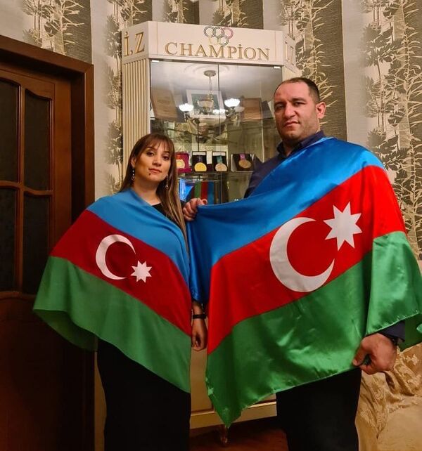 Дизайнер из Баку создала шарфы, обратившись к главному символу Азербайджана Дизайнер из Баку создала шарфы, обратившись к главному символу Азербайджана - Sputnik Азербайджан