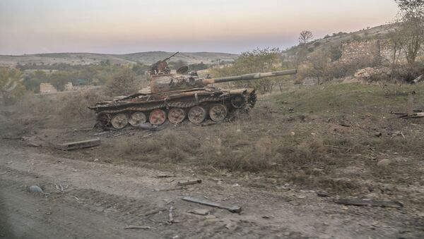 Уничтоженный танк ВС Армении, фото из архива - Sputnik Azərbaycan
