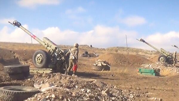 Артиллерийские подразделения Азербайджанской Армии продолжают наносить сокрушительные удары по противнику - Sputnik Азербайджан