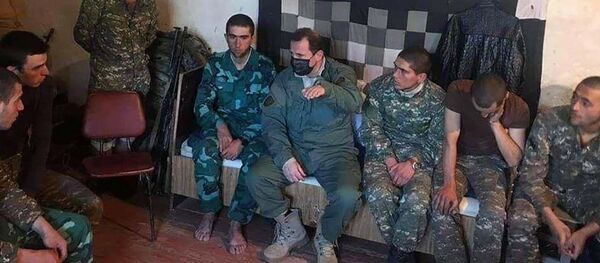 Армянский солдат, военная одежда которого похожа на форму военнослужащих Госпогранслужбы Азербайджана Армянский солдат, военная одежда которого похожа на форму военнослужащих Госпогранслужбы Азербайджана - Sputnik Азербайджан