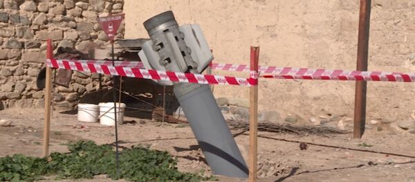 Неразорвавшаяся ракета Смерч в Гёранбое стала угрозой для жителей - видео Неразорвавшаяся ракета Смерч в Гёранбое стала угрозой для жителей - видео - Sputnik Азербайджан