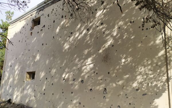 Последствия обстрелов в здании школы, расположенной в селе Гарадаглы Агдамского района - Sputnik Азербайджан