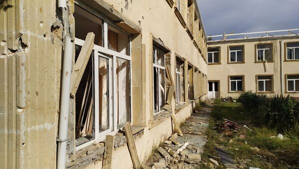 Последствия обстрелов в здании школы, расположенной в селе Гарадаглы Агдамского района - Sputnik Азербайджан