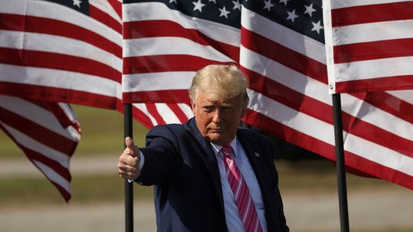 Президент США Дональд Трамп показывает большой палец - Sputnik Азербайджан