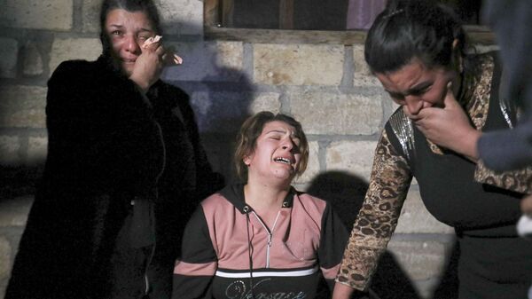 Женщина оплакивает погибшего в Барде - Sputnik Азербайджан