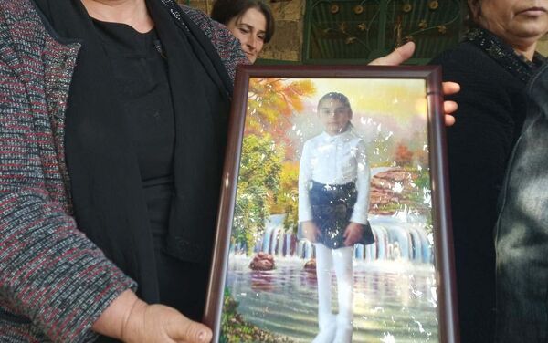 Похороны семилетней Айсу Искендеровой, погибшей в результате ракетного обстрела ВС Армении - Sputnik Азербайджан