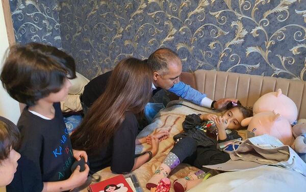 Отец Фидан Гусейновой Ягуб Гусейнов вместе семьей посетил Гянджу и навестил Хадиджу, которая в результате ракетного обстрела Гянджи потеряла обоих родителей и сестру - Sputnik Азербайджан